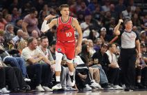 Bogdan Bogdanović slavi koš u dresu L.A. Klipersa.