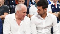 Novak Đoković i Željko Obradović zajedno gledaju utakmicu.