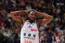 Kenet Farid drži ruke na glavi.