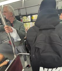 Đuro Palica se vozi gradskim prevozom (5).jpg