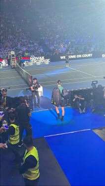 Novak Ðoković izlazak na teren pred finale u Atini 3.jpg