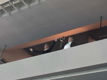 Srđan Đoković slavi pobedu Novaka Đokovića u Atini