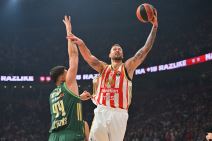 Donatas Motiejunas poentira protiv Dinosa Mitoglua iz Panatinaikosa