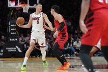 Nikola Jović napada koš Porlanda, dok ga Deni Avdija brani