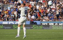 Edin Džeko udara loptu glavom na utakmici Fiorentine