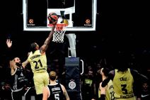 Vil Klajburn daje koš protiv Partizana