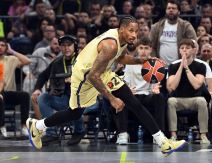 Vil Klajburn vodi loptu protiv Partizana