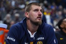 Nikola Jokić sedi na klupi tokom utakmice