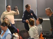 Selektor fudbalske reprezentacije Veljko Paunović pozdravlja novinare na konferenciji u Staroj Pazovi.