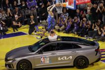 Mak Maklang zakucava preko automobila