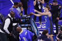 Mak Maklang slavi na tkamičenju u zakucavanju