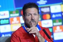 Čolo Simeone na konferenciji za medije drži podignut prst.
