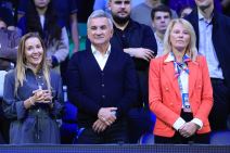 Jelena Đoković sa Srđanom i Dijanom Đoković na turniru u Atini