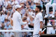 Janik Siner i Novak Đoković se pozdravljaju na Vimbldonu.