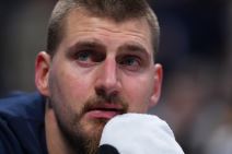 Nikola Jokić s peškirom na ustima, krupan kadar.