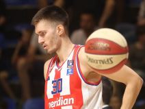 Košarkaš Filip Petrušev u dresu Crvene zvezde.