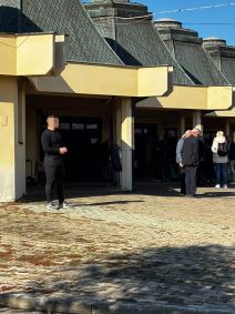 Obezbeđenje okružilo kapelu gde je otac Mariji Serifović (2) copy.jpg