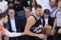 Nikola Jokić vodi loptu dok ga prati Ivica Zubac.