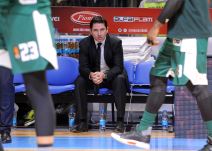 Ćavi Paskval sedi na stolici.