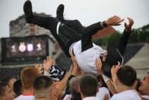 Omladinci Partizana dižu Nenada Stojakovića