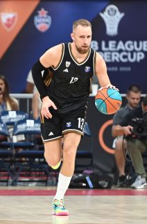 Džanan Musa u dresu Dubaija na VTB Superkupu