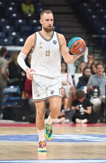 Džanan Musa u dresu Dubaija na VTB Superkupu