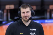 Nikola Jokić sa slušalicama na glavi.