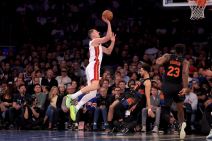 Nikola Jović šutira na koš Njujorka