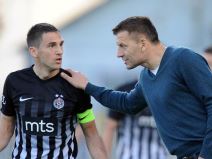 Trener Partizana Đukić daje savete Vulićeviću.