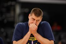 Nikola Jokić duva u ruke.