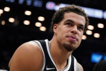 Majkl Porter Džunior krupan kadar u crnom dresu.