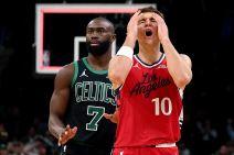 Bogdan Bogdanović se hvata za lice u dresu L.A. Klipersa.