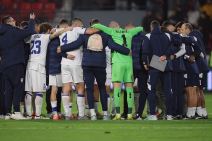 Fudbalska reprezentacija Srbije se grli.