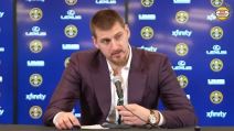 Nikola Jokić na konferenciji za medije u odelu.