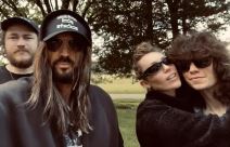 Majli Sajrus sa dečkom i ocem