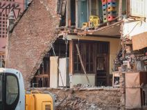 Vracar urusavanje zgrade pored gradilista (3).jpg