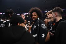 Džabari Parker u dresu Partizana s peškirom preko ramena.