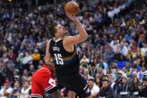 Nikola Jokić daje koš jednom rukom za Denver