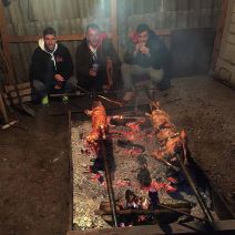 Miloš Degenek sa ocem i bratom okreće prase