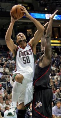 Dan Gadzuric (4).jpg