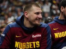 Srpski košarkaš Nikola Jokić na klupi Denver Nagetsa.