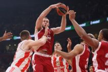 Nikolo Meli  se bori za posed protiv igrača Crvene zvezde