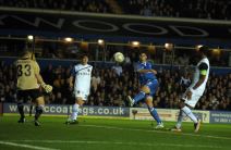 Nikola Žigić šutira na gol Briža u dresu Birmingema u utakmici Lige Evrope