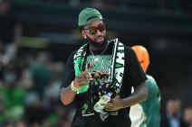 Matijas Lesor sa naočarima za sunce na terenu