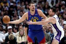 Nikola Jokić u dresu Denvera protiv Sakramenta drži loptu.