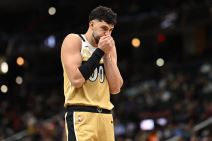 Tristan Vukčević duva u ruke u dresu Vašingtona.