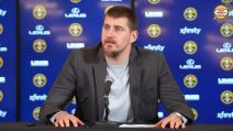 Nikola Jokić na konferenciji za medije u Denveru u odelu.