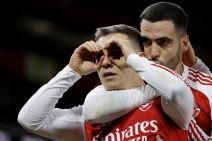 Fudbaler Arsenala Leo Trosar slavi pobedu nad Totenhemom.