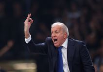 Željko Obradović pokazuje prstima.