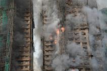 Požar zahvatio soliter u prigradskom okrugu Tai Po u Hongkongu (3).jpg